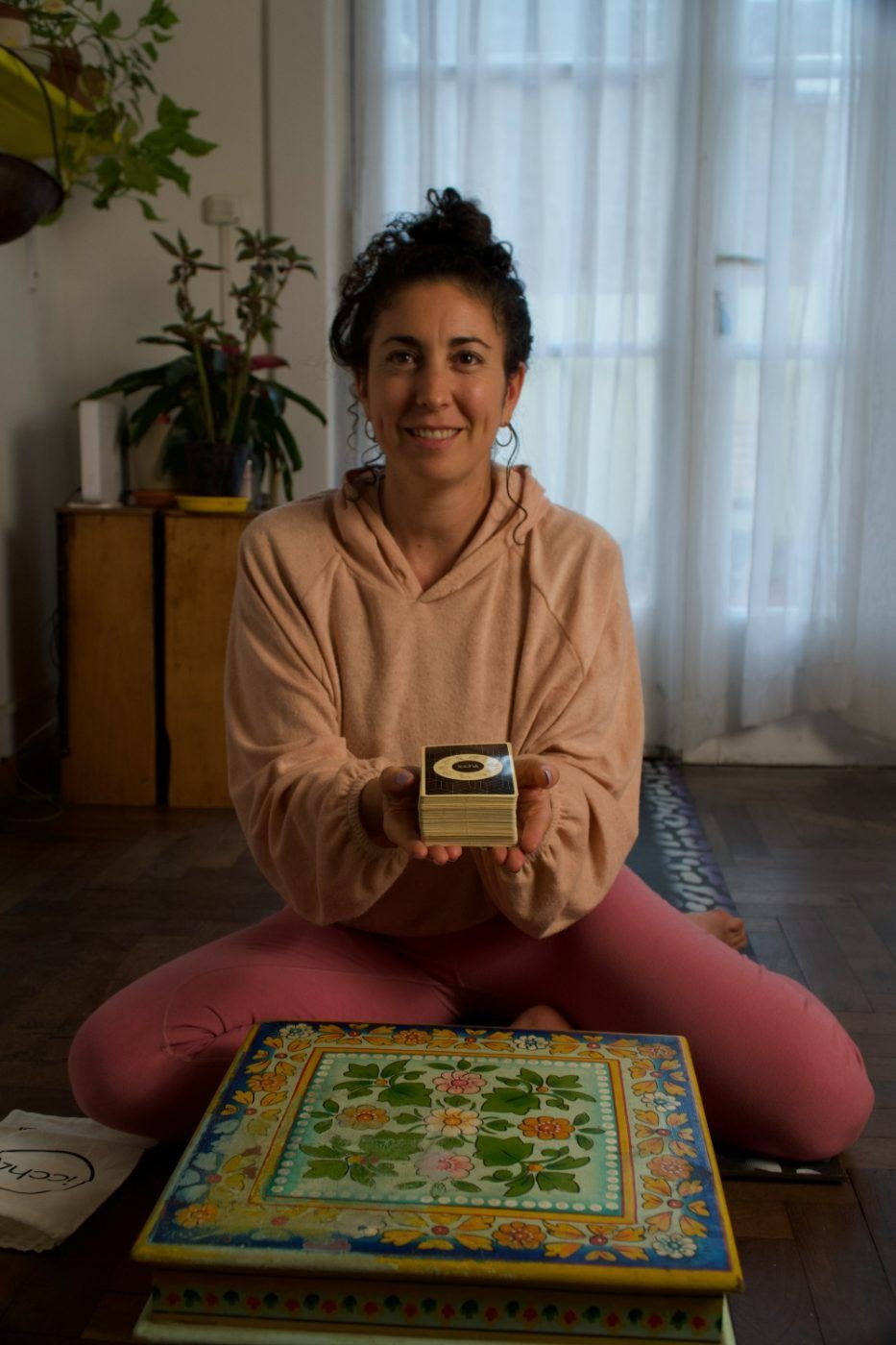 Retrato de Nadia Bril con el mazo ICCHĀ